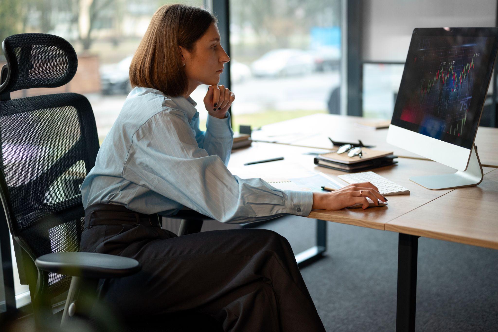 How Desk Ergonomics Can Affect Your Hips and Spine?