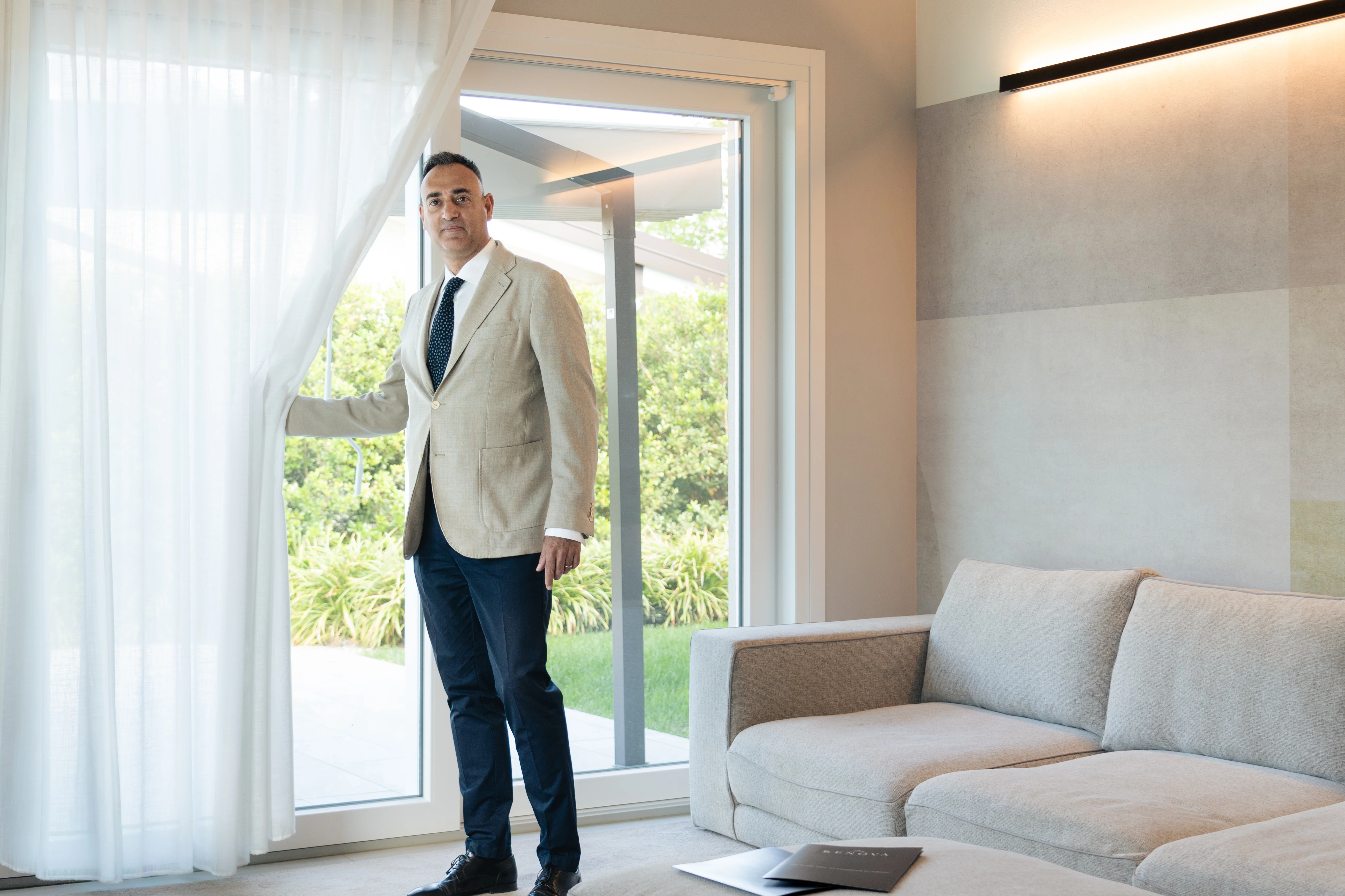 L'agente immobiliare mostra il living della casa