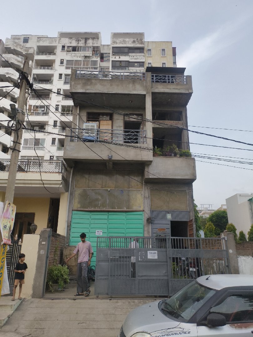 3BHK Semi-furnished House for sale in Location set