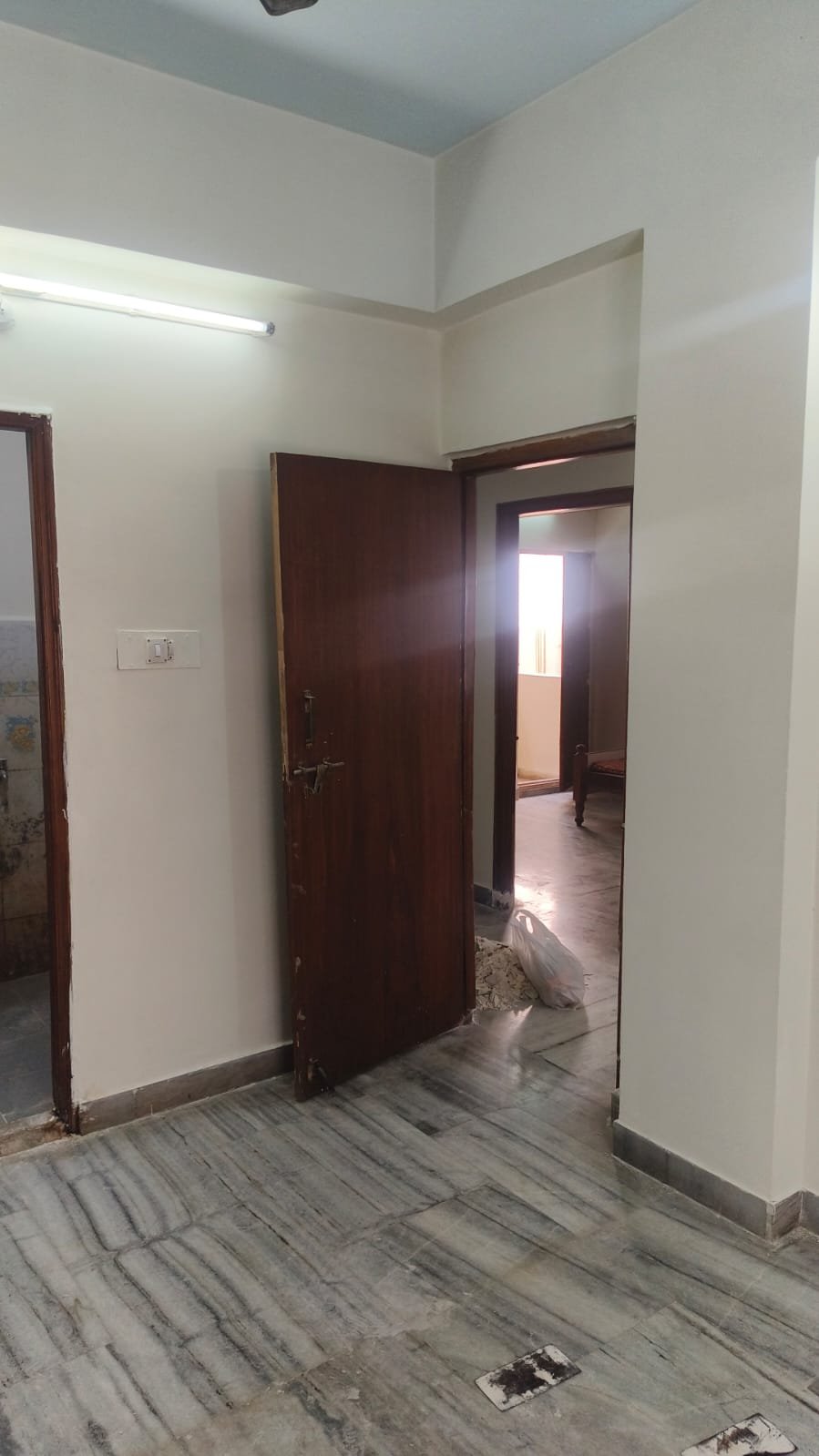 Spacious 2BHK Semi-Furnished Flat for Rent in Kondapur — photo 1