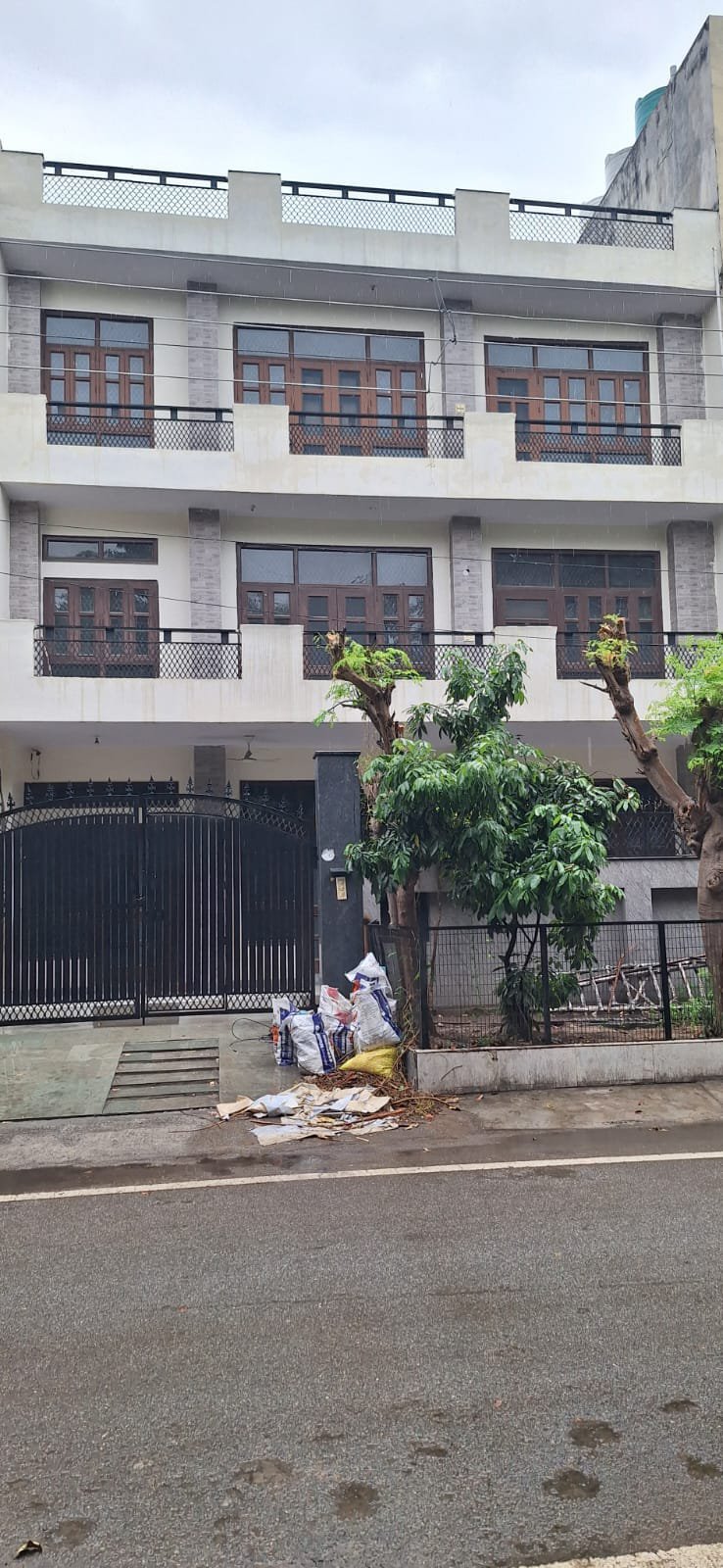 Plot for sale in Location in sector 48 Noida 450mtrset — photo 1