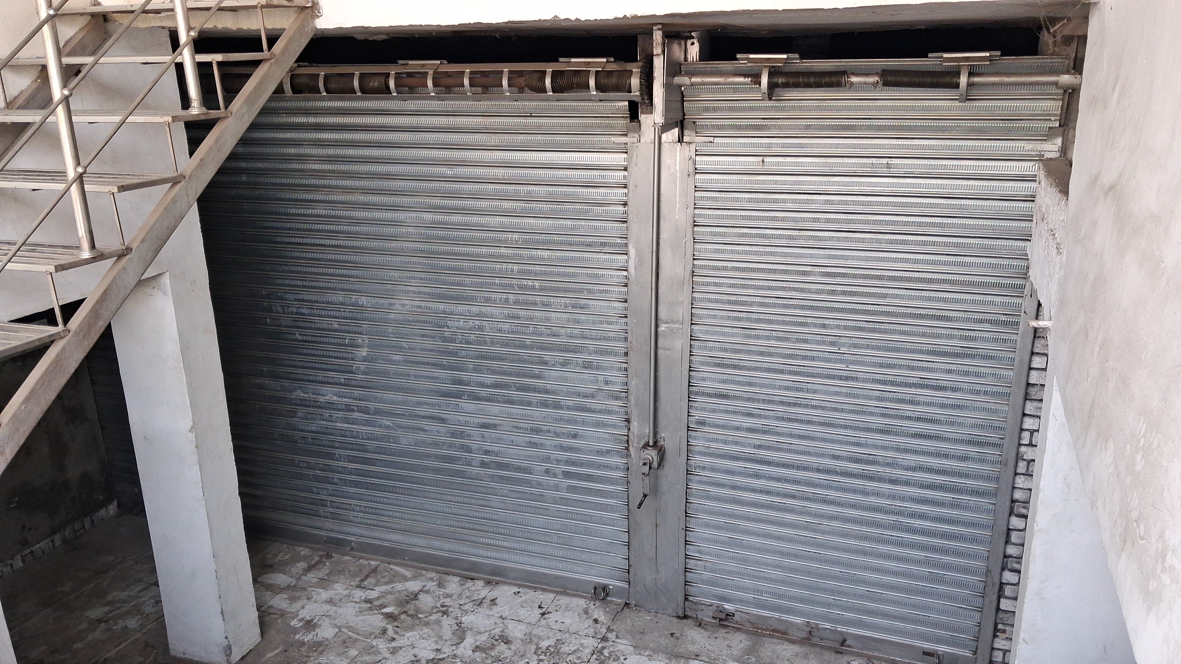 Warehouse for rent in Location set — photo 1