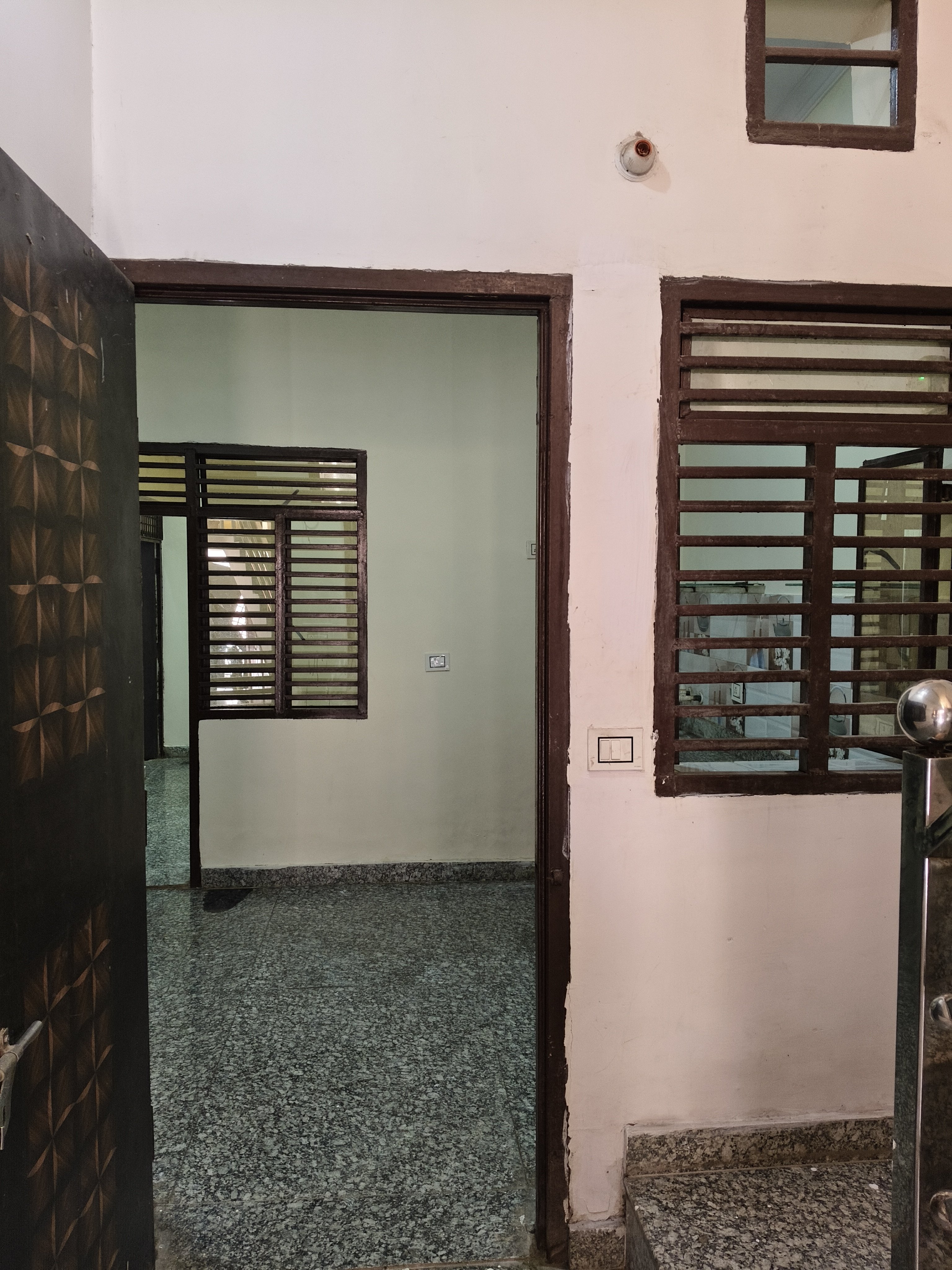 Spacious 1BHK Unfurnished Flat for Rent — photo 1