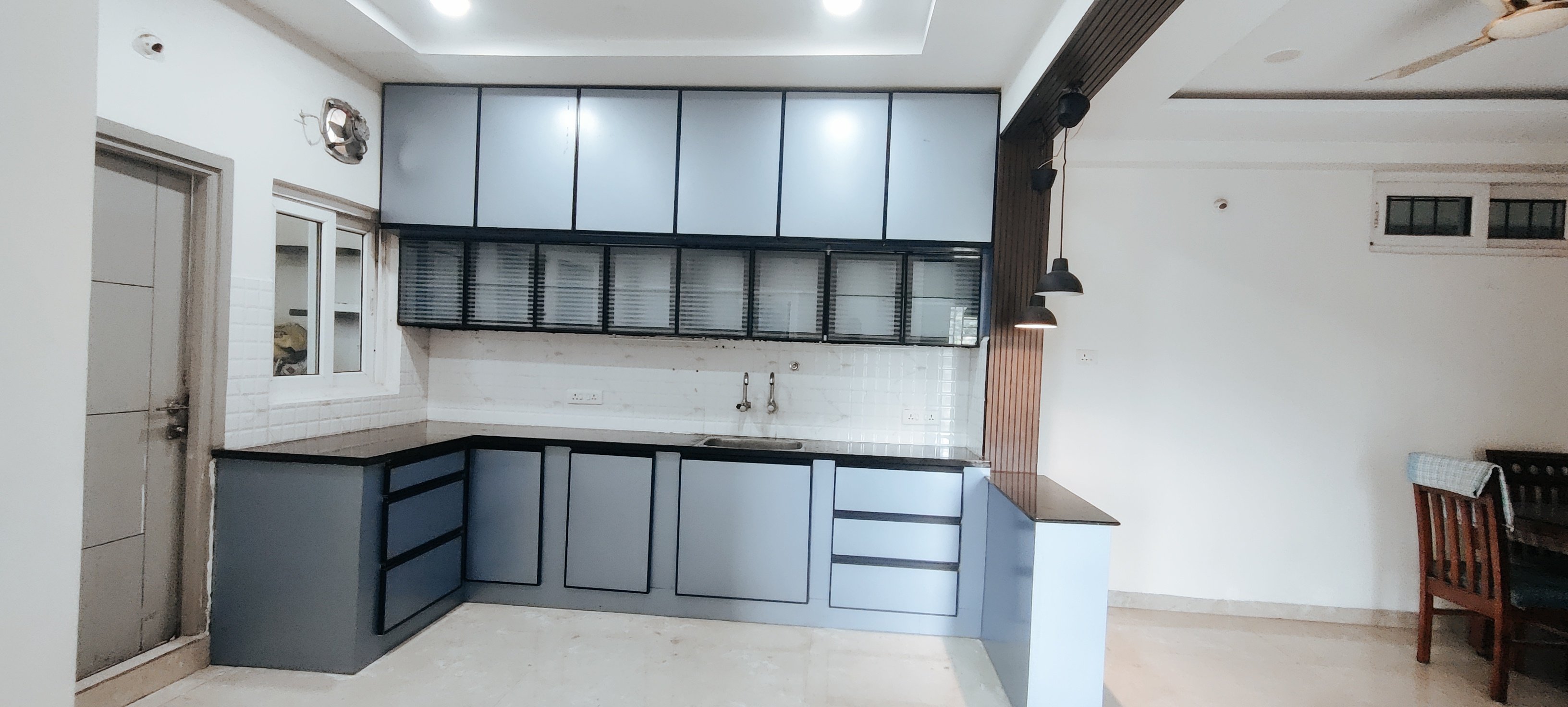 2BHK Semi-furnished Flat for rent in Location set — photo 1