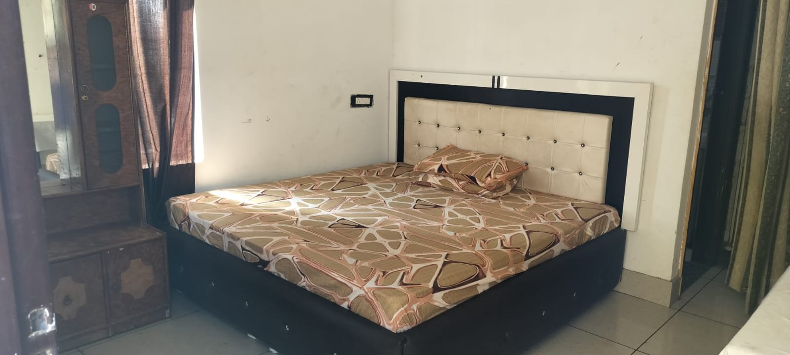 Spacious 4 BHK Home for Rent in MC Colony — photo 1