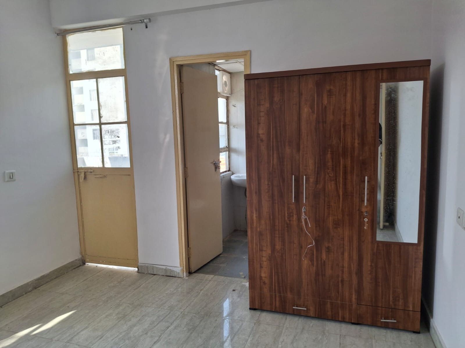 2BHK Semi-furnished Flat for rent — photo 1