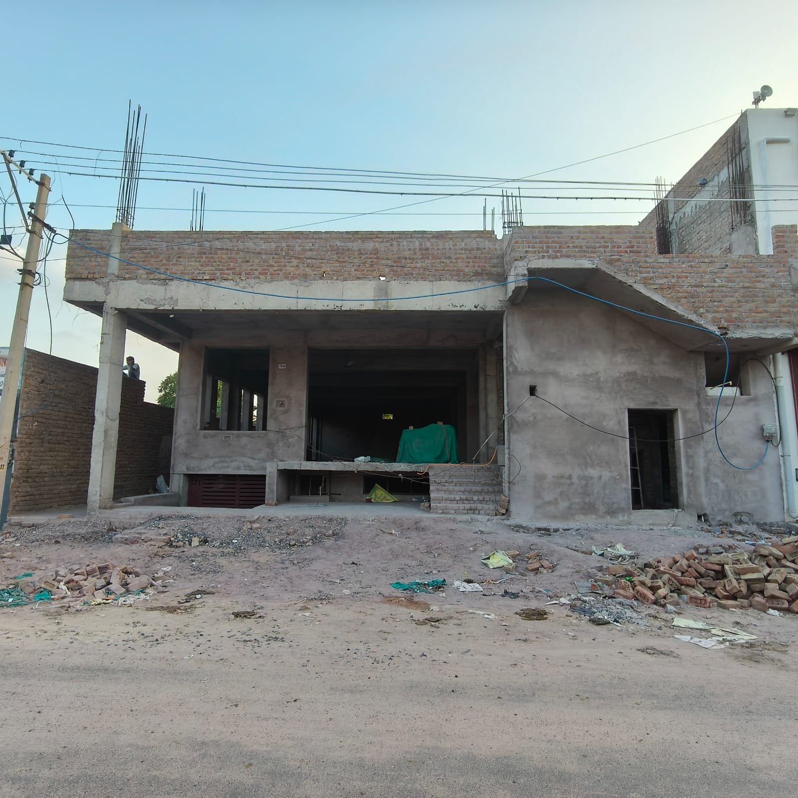Spacious Showroom for Rent in Prime Location 50*70 plot area — photo 1