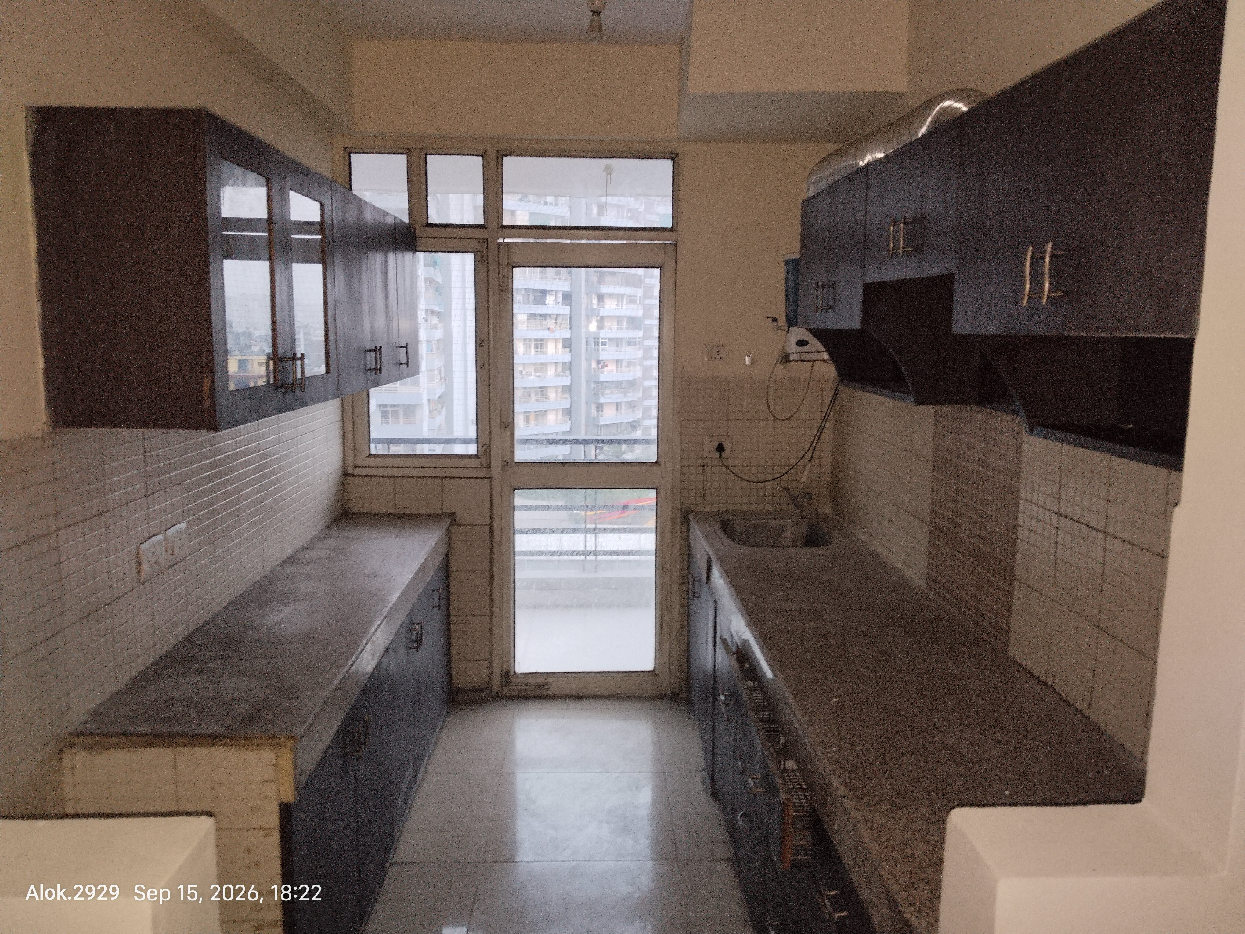 2BHK Semi-furnished Flat for rent in Location set — photo 1