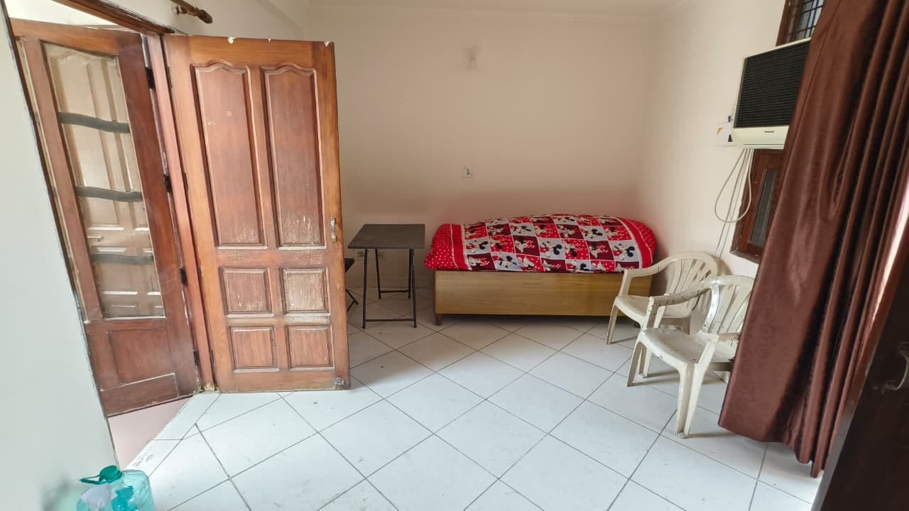 Cozy 1RK Semi-Furnished Room for Rent — photo 1