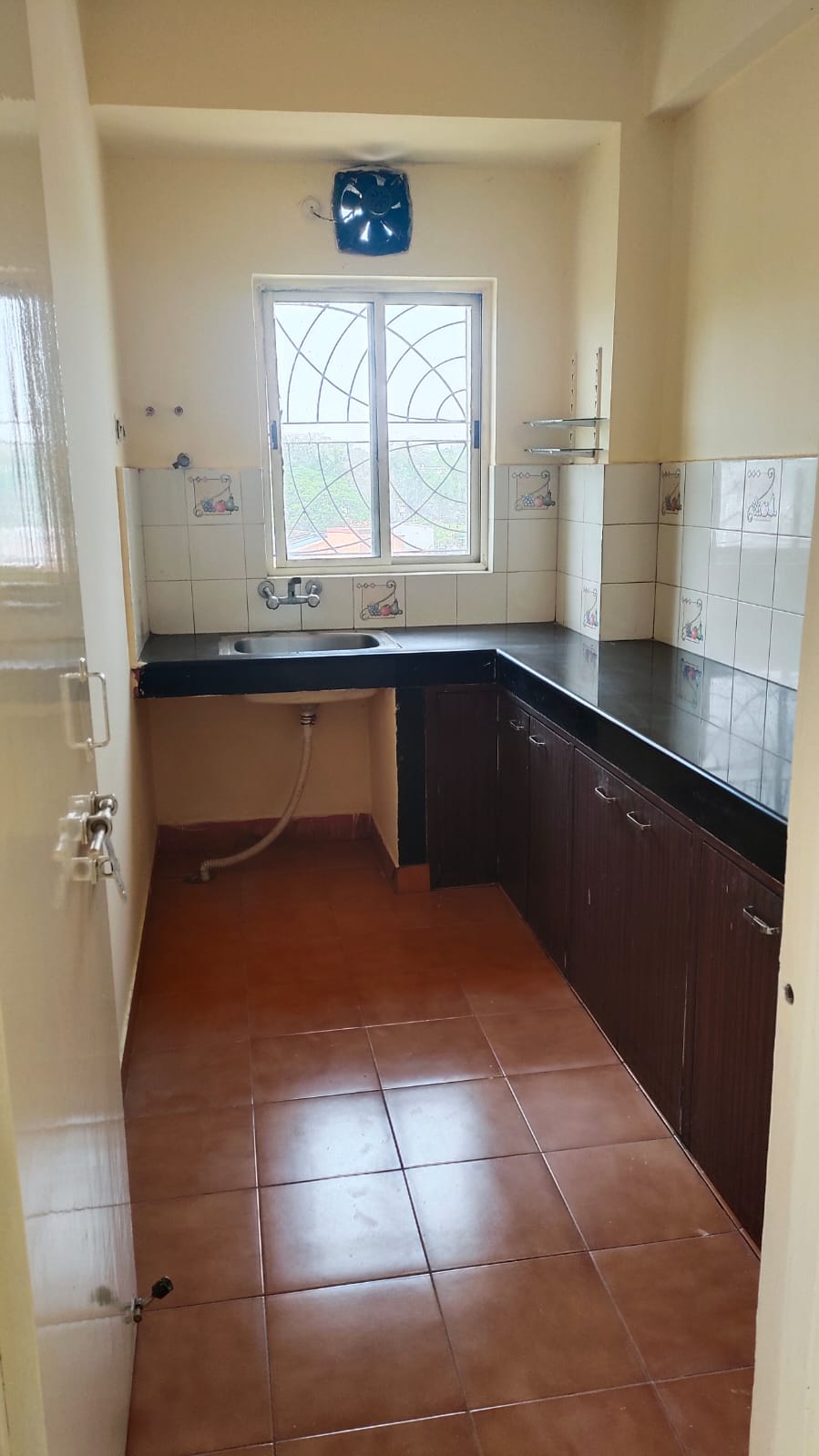 3 BHK Flat semi furnished — photo 1