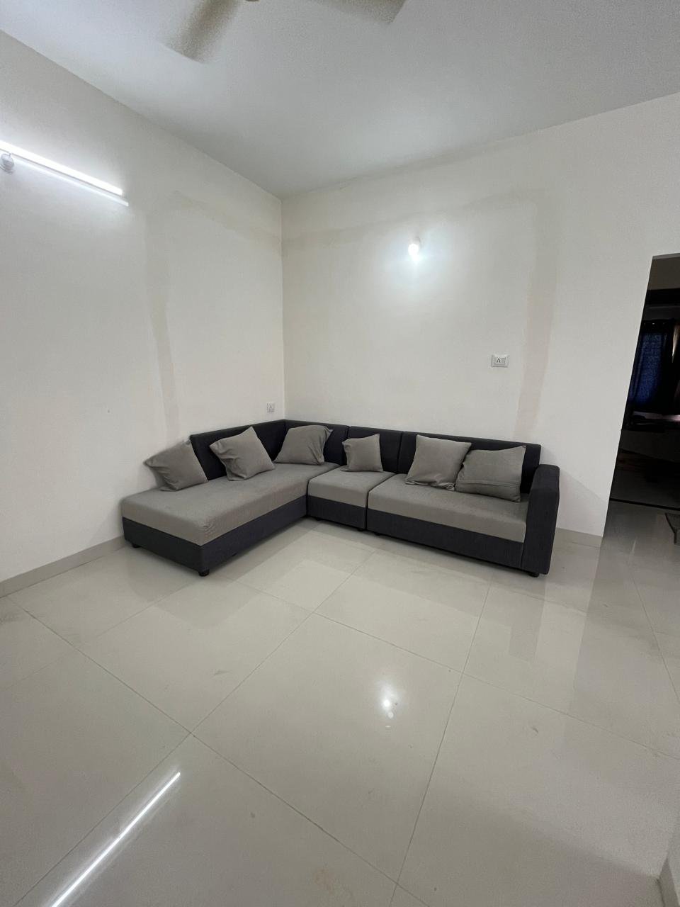 Spacious 2BHK Semi-Furnished Flat for Rent — photo 1