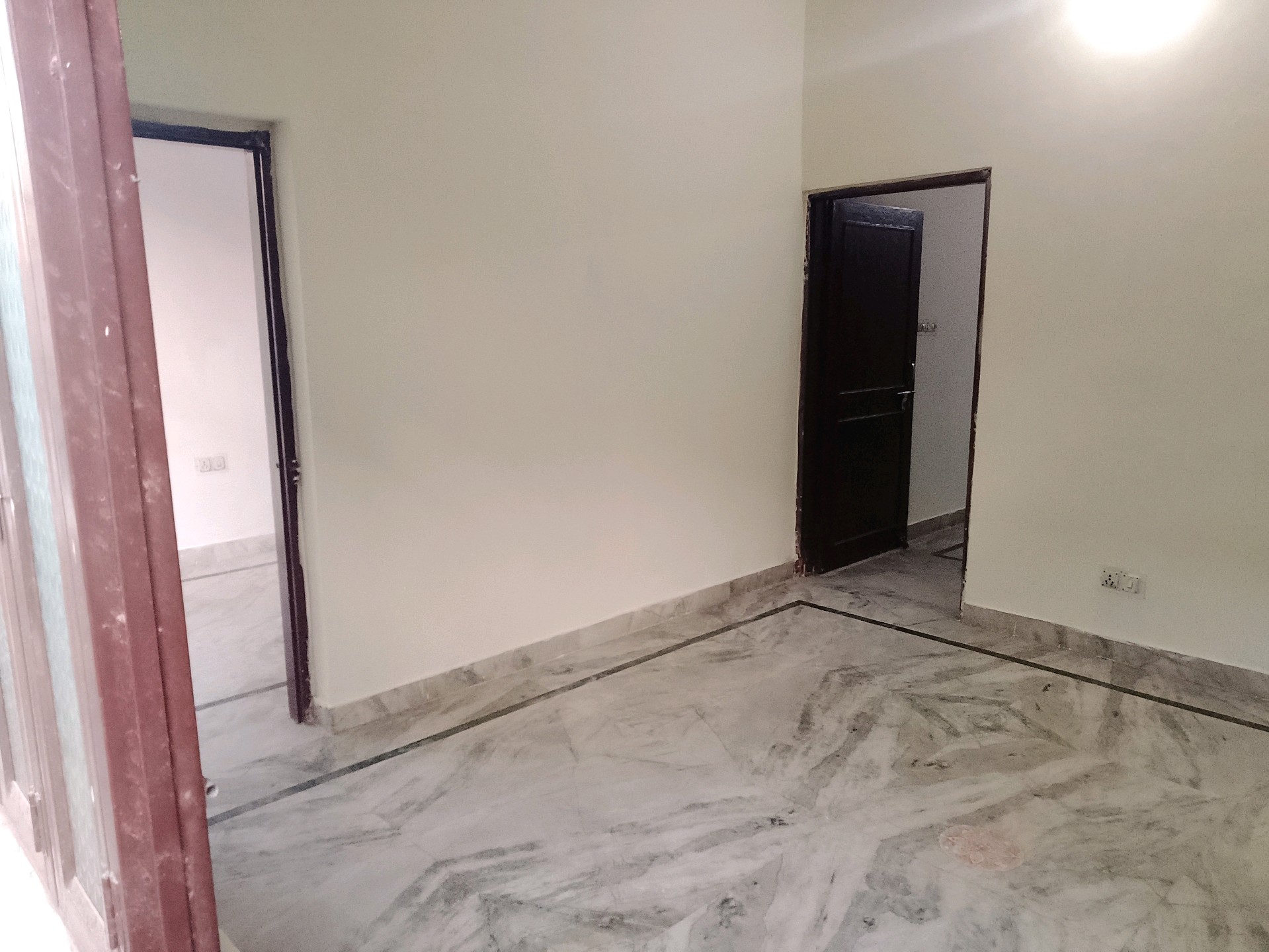 Spacious 2RK Room with Balcony and Separate Entry — photo 1