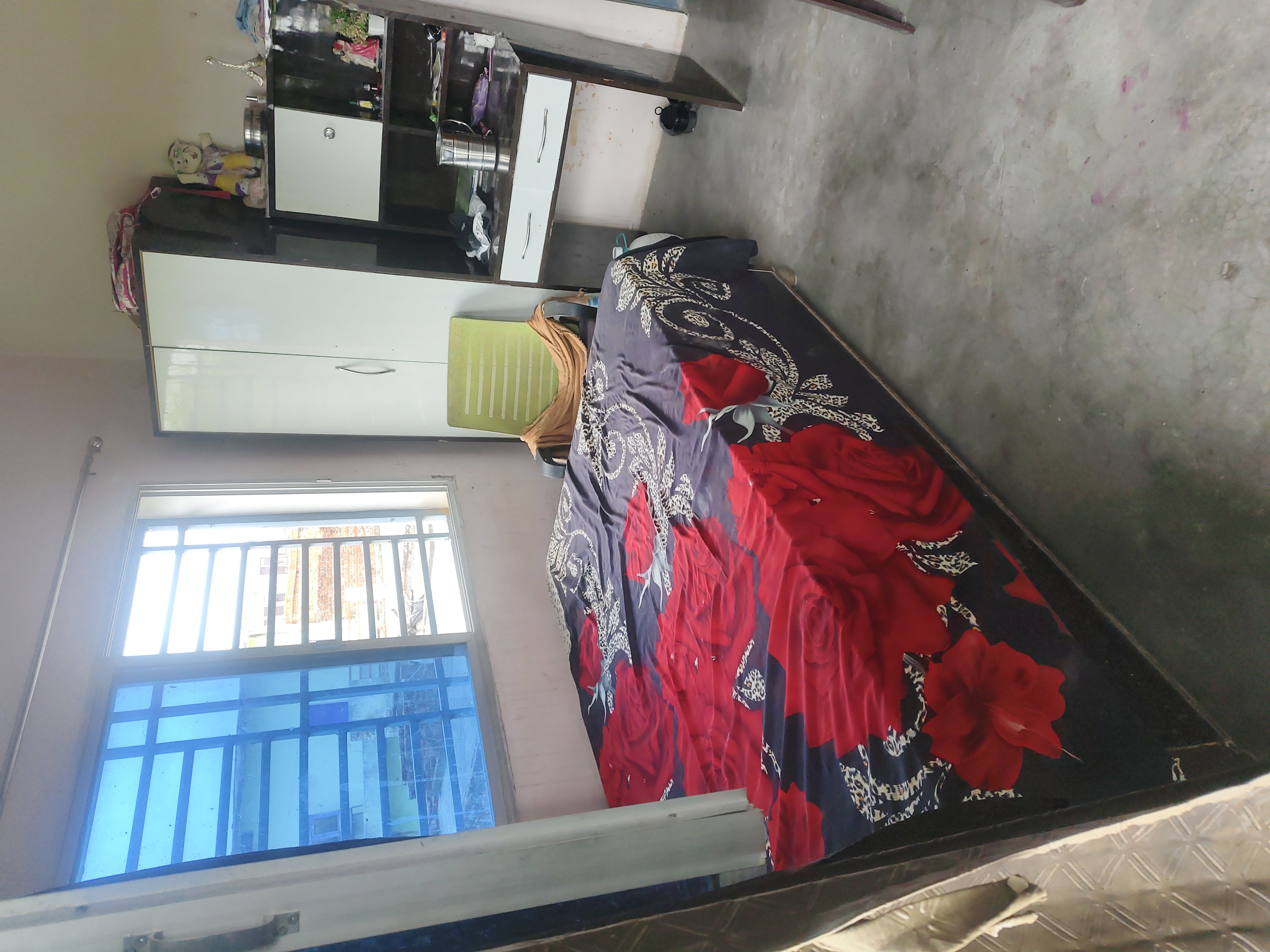Spacious Unfurnished Room for Rent in Prime Location — photo 1