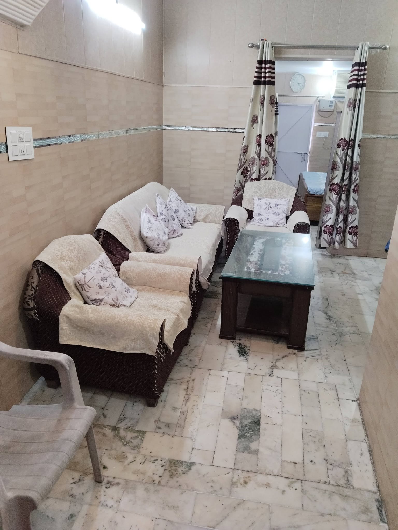 SECTOR 44 CHANDIGARH GROUND FLOOR INDEPENDENT OWNER FREE FOR RENT