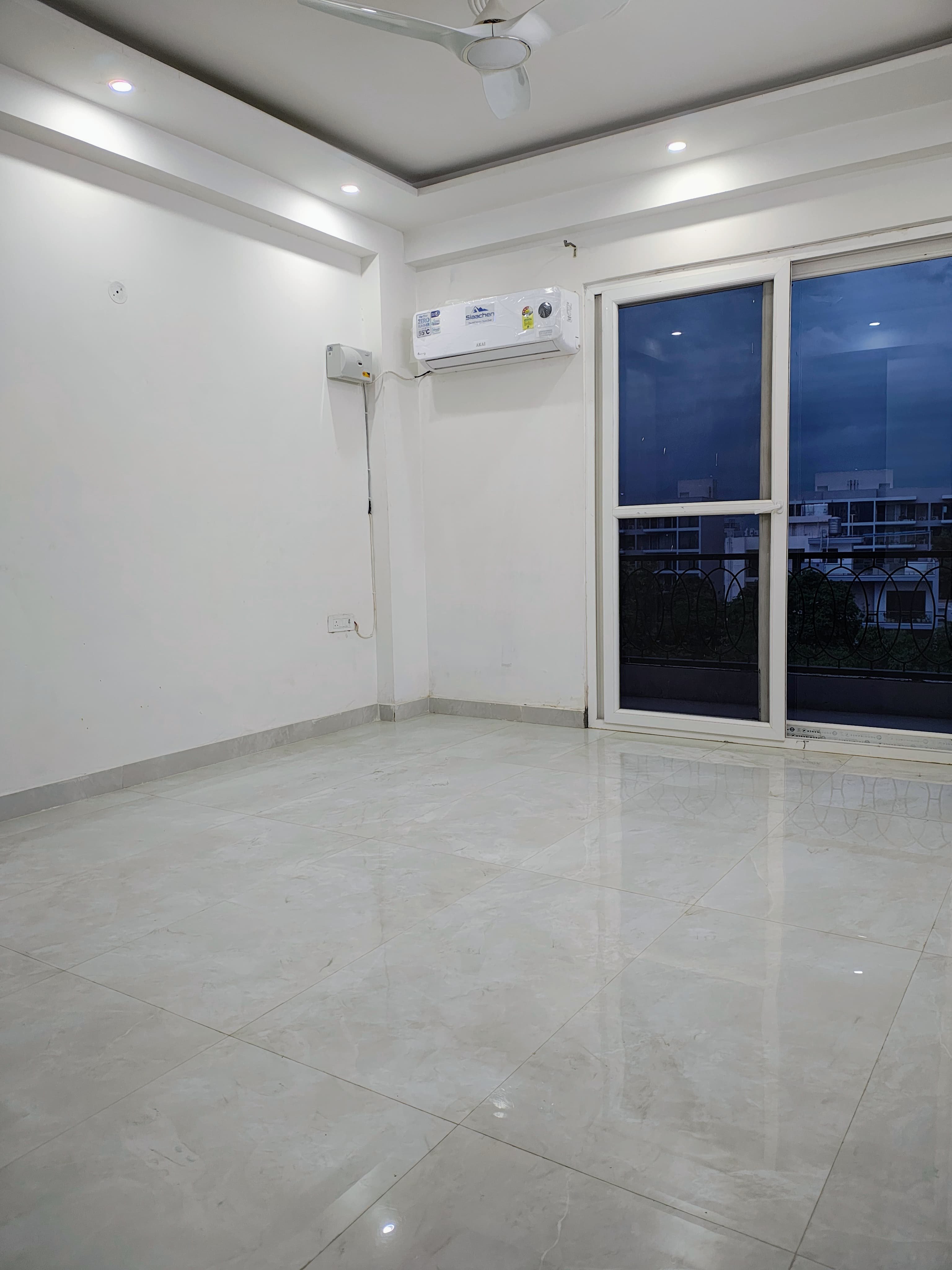 Spacious 3BHK Semi-Furnished Flat for Rent in Prime Location — photo 1