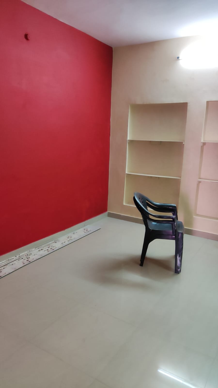 2BHK Semi-furnished Room for rent in Location set — photo 1