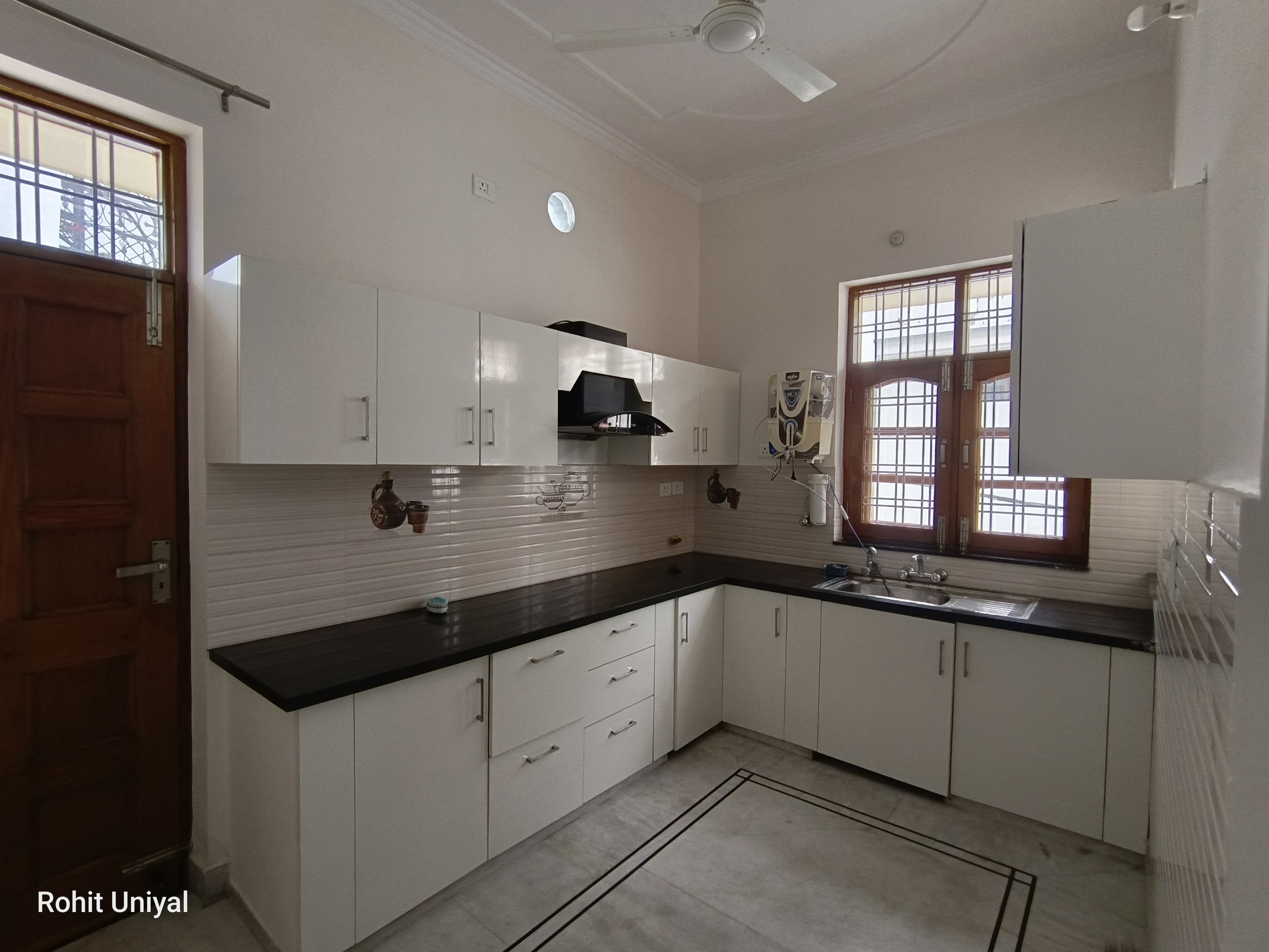 Charming 1BHK Semi-Furnished Room for Rent Near GMS Road — photo 1