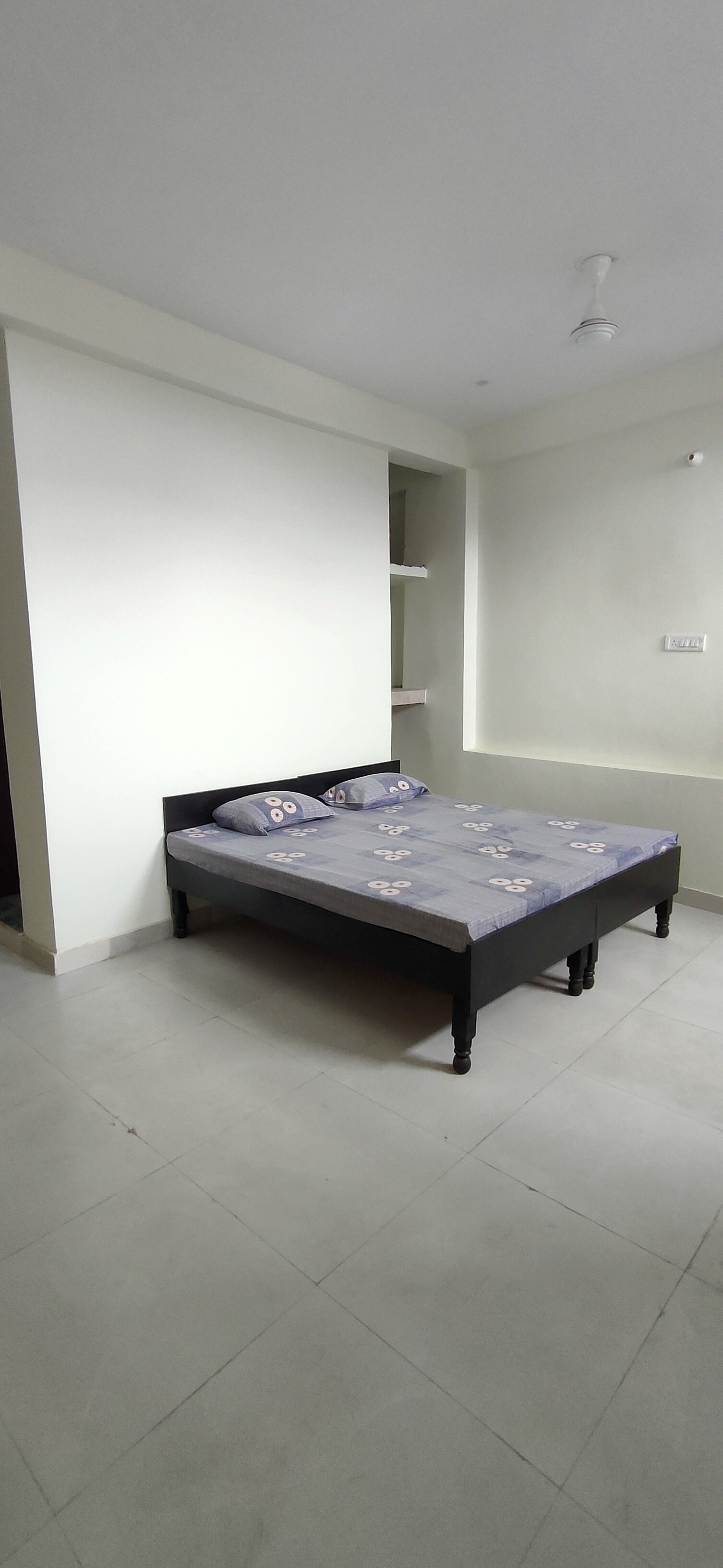 1RK Semi-furnished Flat for rent in Location set — photo 1