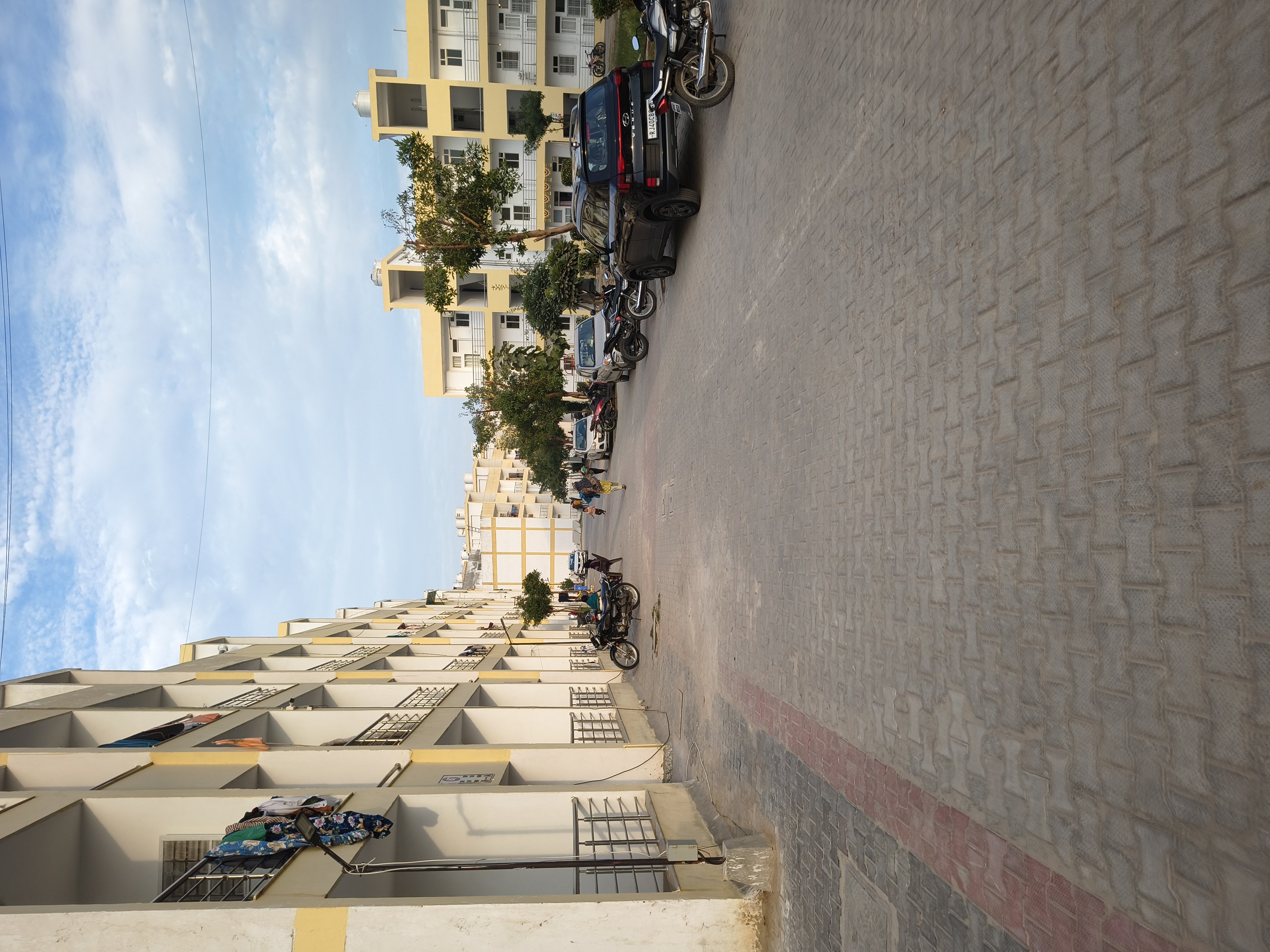Spacious 3BHK Semi-Furnished Flat for Rent — photo 1