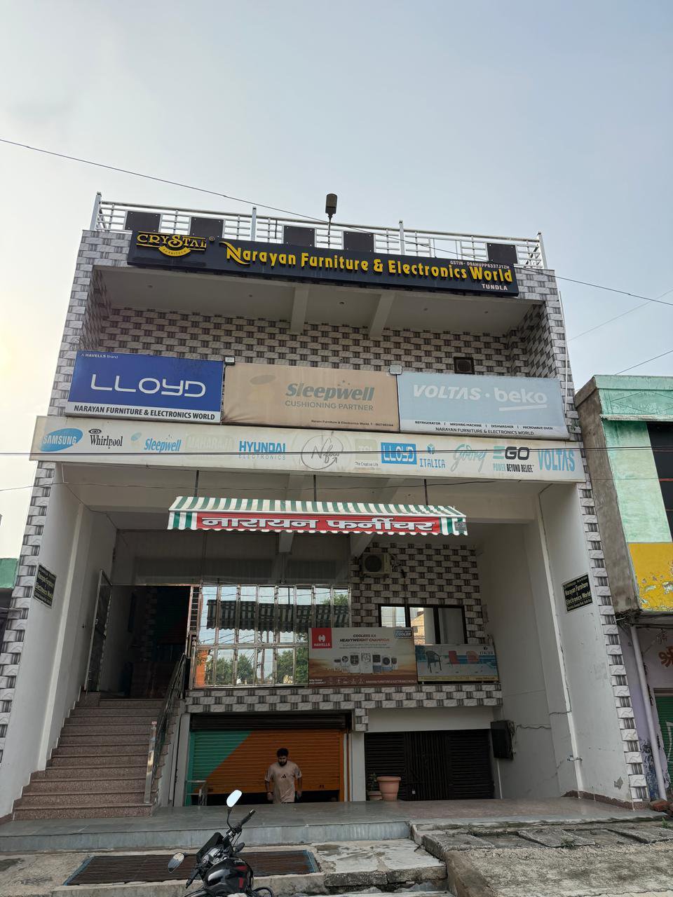 Spacious Showroom with Dual Halls and Flats on Etha Road — photo 1