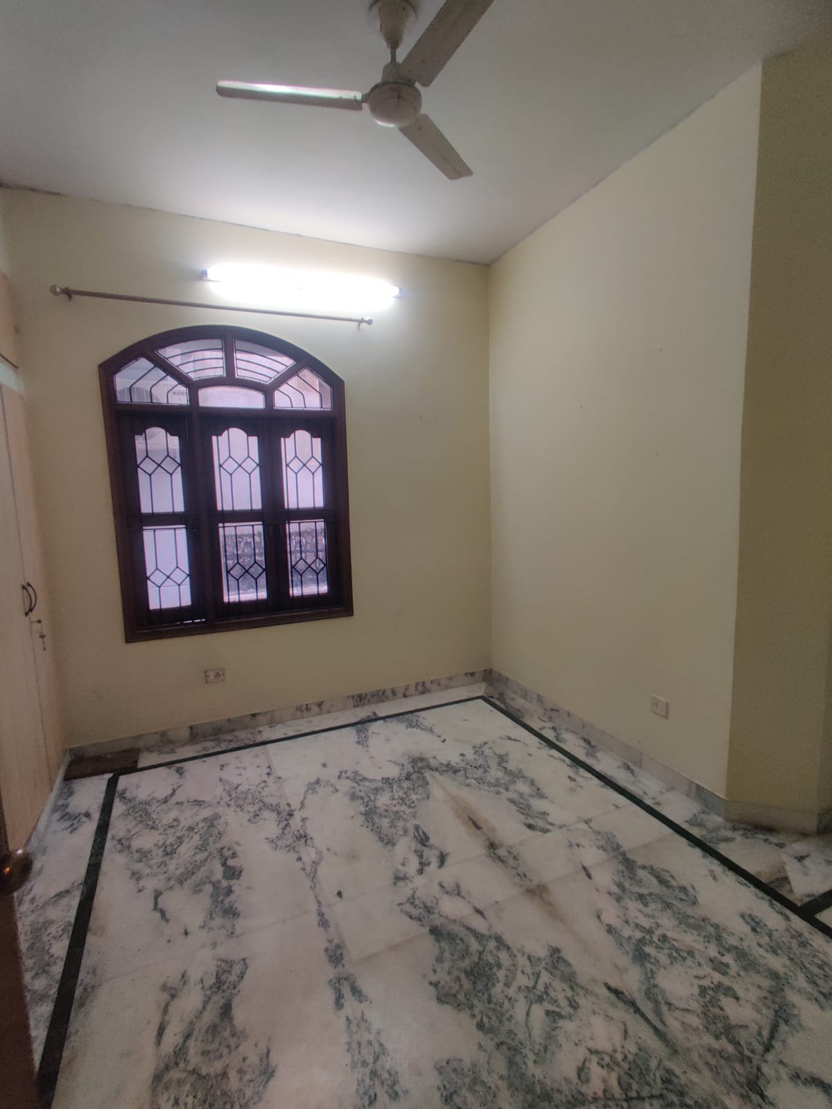 3BHK Semi-furnished Room for rent in Location set — photo 1