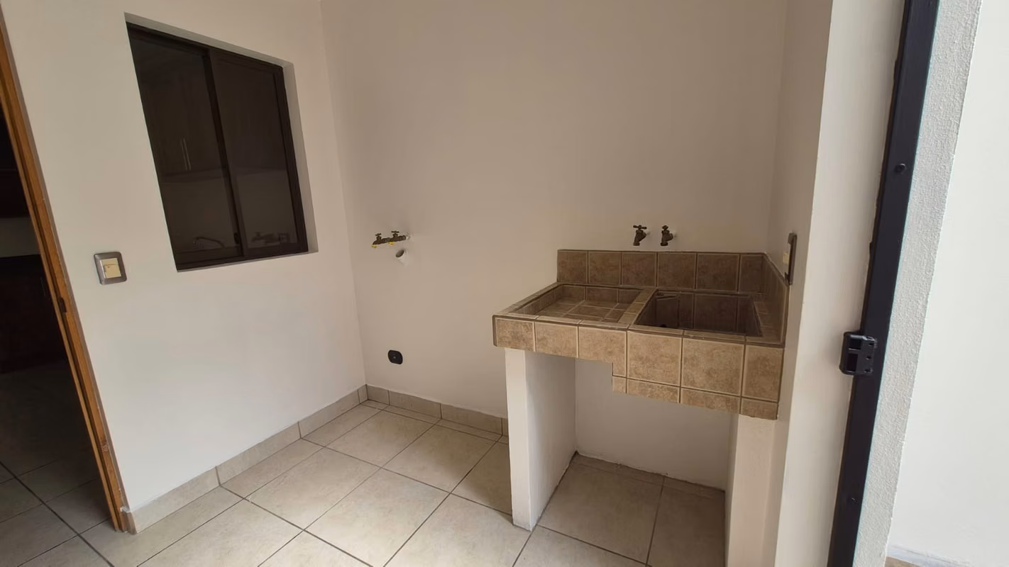 Amplia casa de 3 habitaciones en Lomas de Ayarco Sur, Curridabat 12