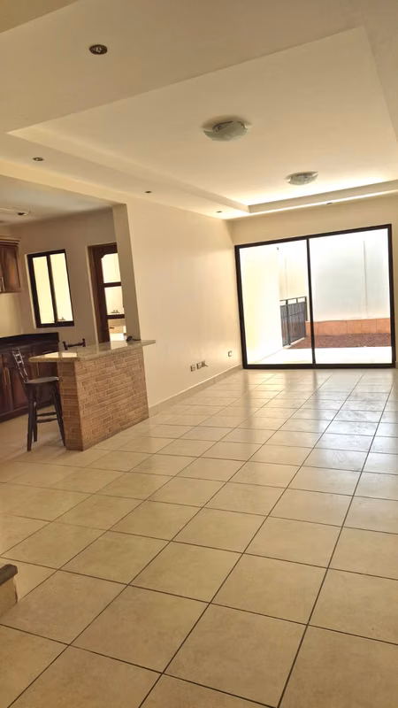 Amplia casa de 3 habitaciones en Lomas de Ayarco Sur, Curridabat 4
