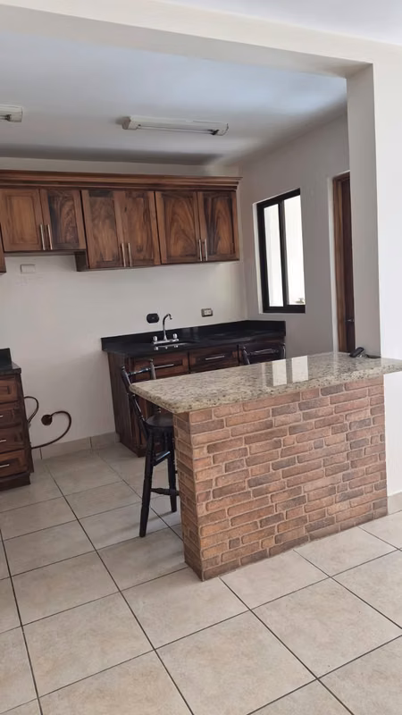Amplia casa de 3 habitaciones en Lomas de Ayarco Sur, Curridabat 5