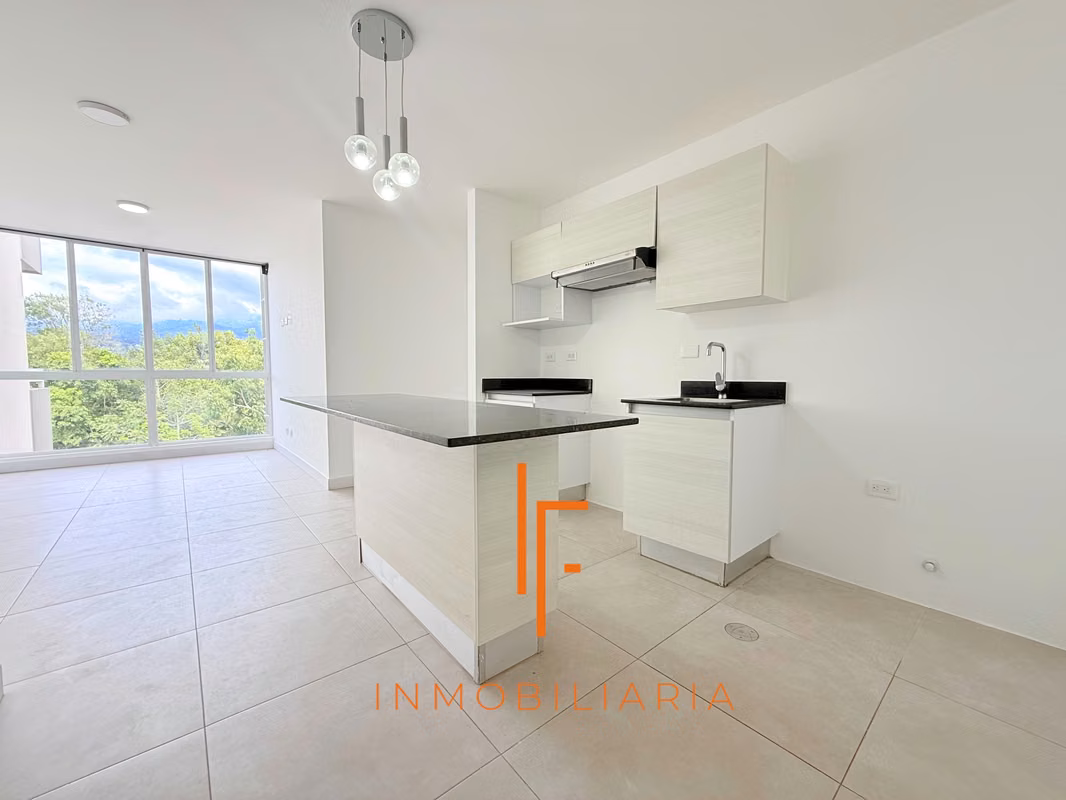 Amplio apartamento de 3 habitaciones en Curridabat 1