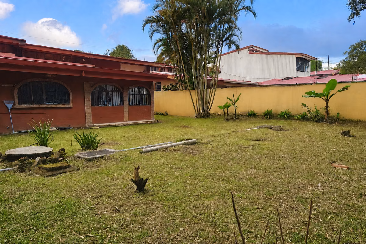 Amplia casa en alquiler con jardín y oficina en Curridabat
