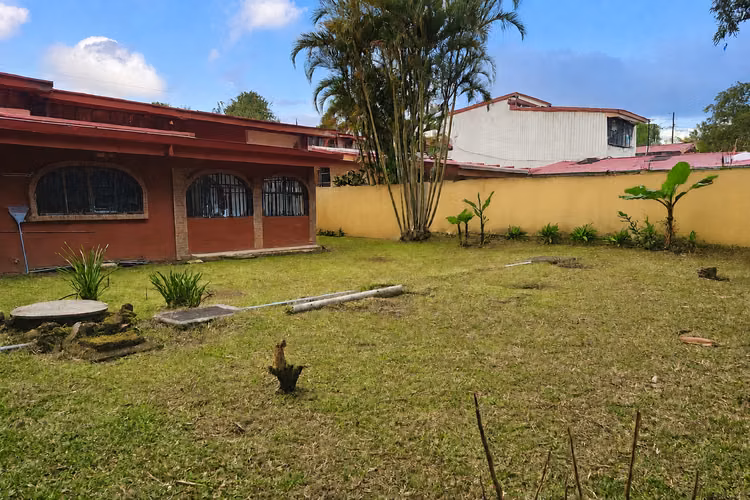 Amplia casa en alquiler con jardín y oficina en Curridabat 2