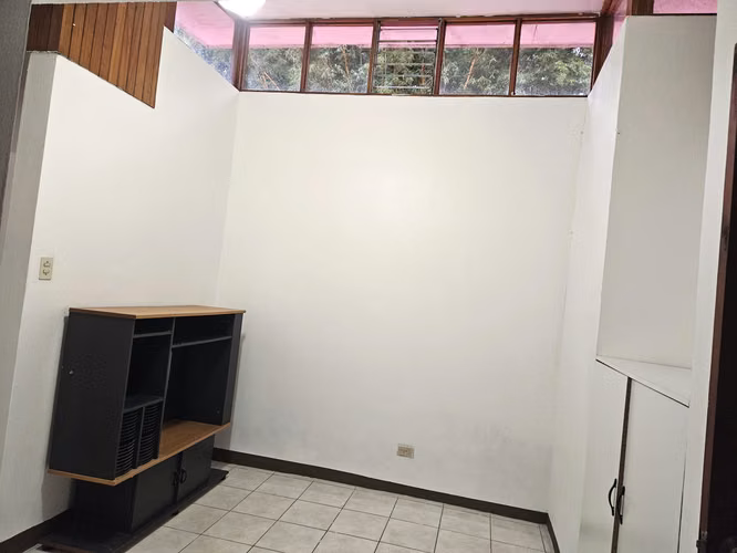 Amplia casa en alquiler con jardín y oficina en Curridabat 11