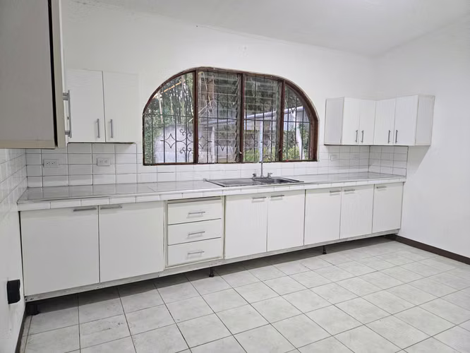 Amplia casa en alquiler con jardín y oficina en Curridabat 12
