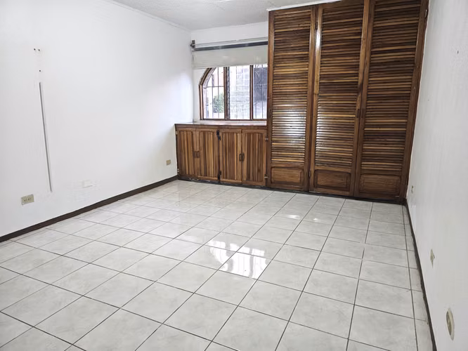 Amplia casa en alquiler con jardín y oficina en Curridabat 13