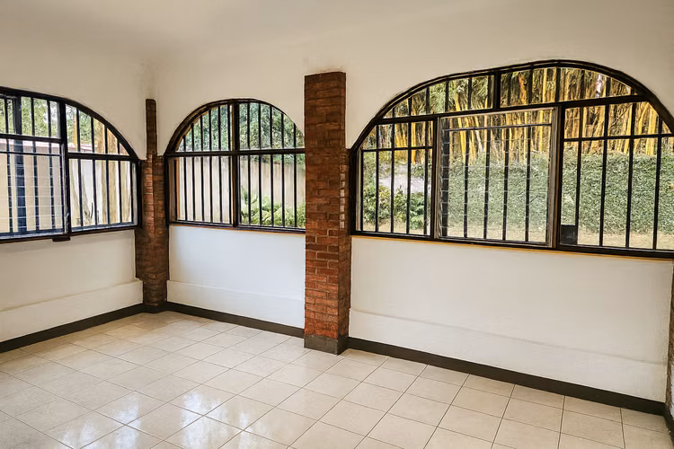 Amplia casa en alquiler con jardín y oficina en Curridabat 4
