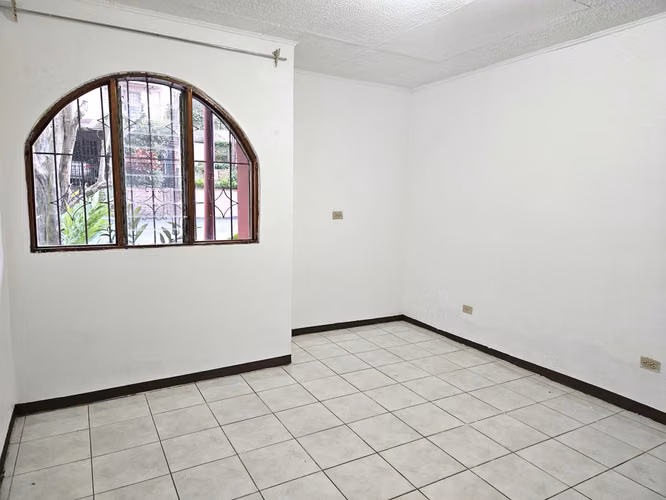Amplia casa en alquiler con jardín y oficina en Curridabat 5