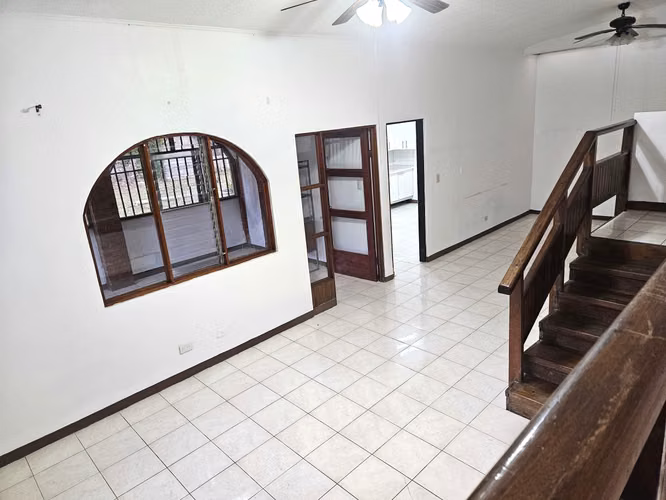 Amplia casa en alquiler con jardín y oficina en Curridabat 7