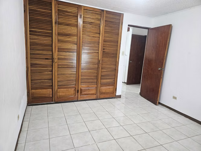 Amplia casa en alquiler con jardín y oficina en Curridabat 8