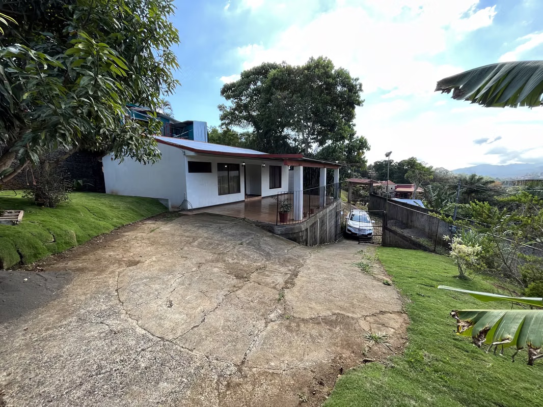 Casa Familiar con Amplio Jardín y Parqueo en Grecia 1