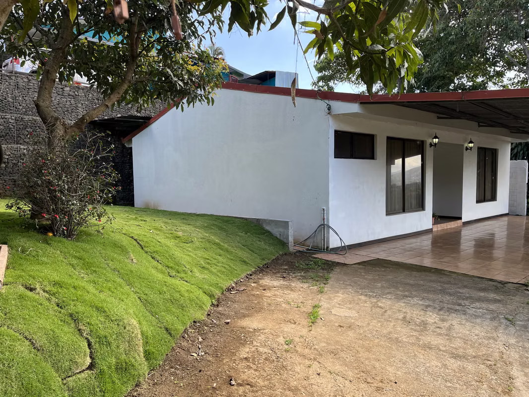 Casa Familiar con Amplio Jardín y Parqueo en Grecia 2