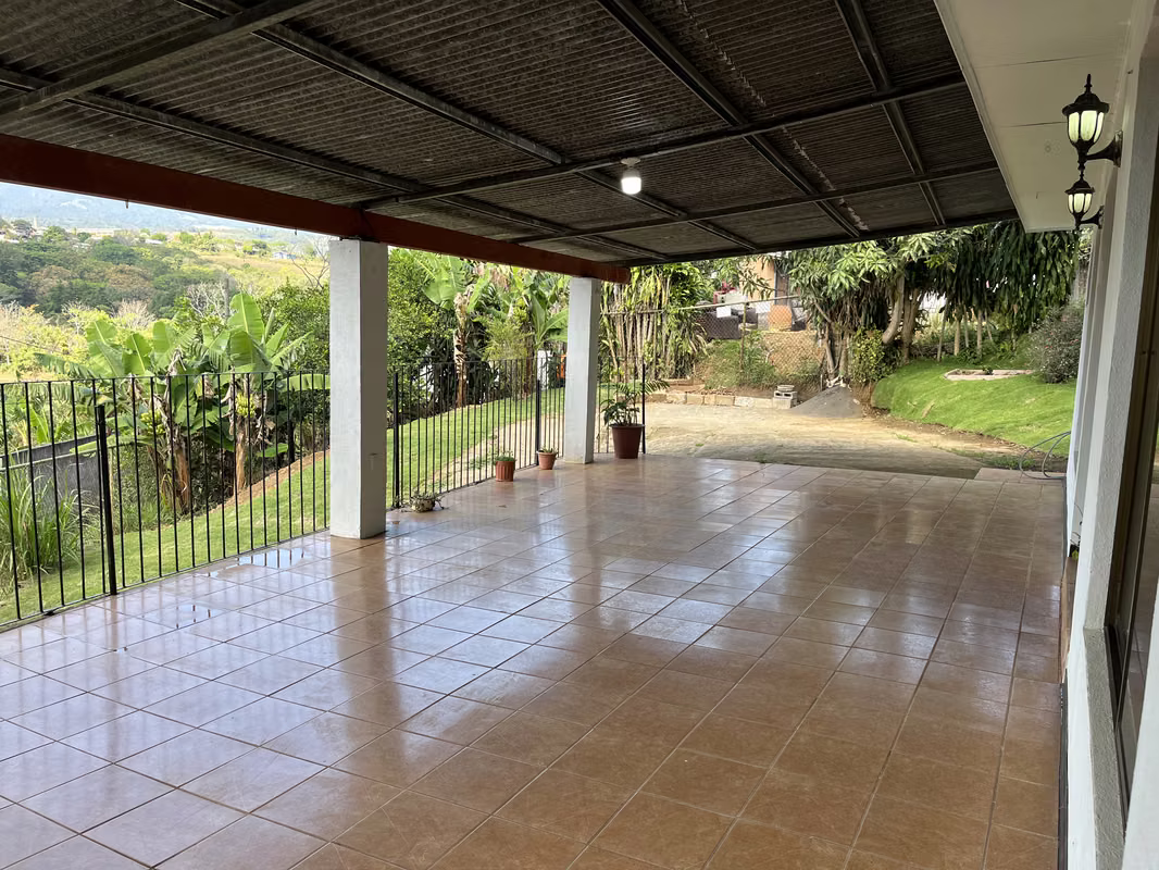 Casa Familiar con Amplio Jardín y Parqueo en Grecia 11