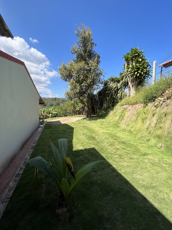 Casa Familiar con Amplio Jardín y Parqueo en Grecia 12