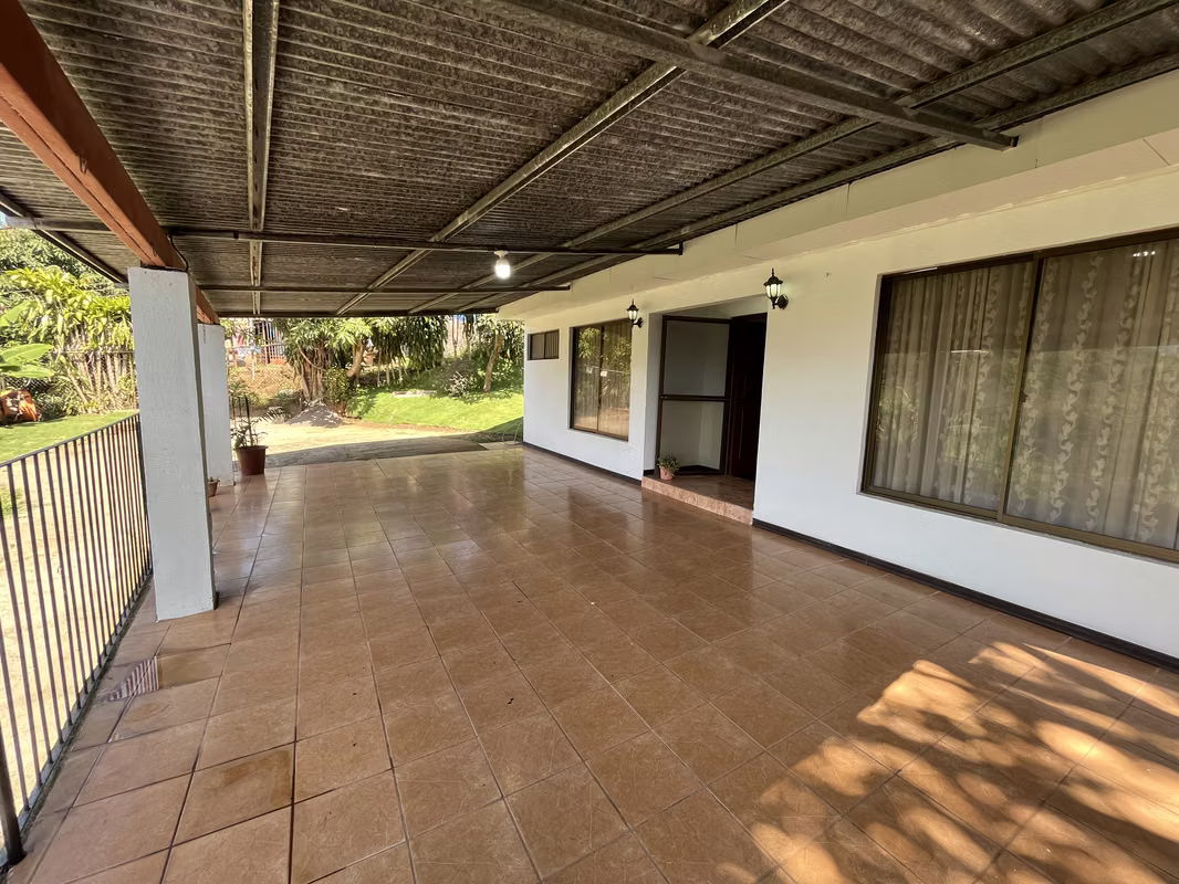 Casa Familiar con Amplio Jardín y Parqueo en Grecia 3
