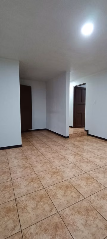 Casa Familiar con Amplio Jardín y Parqueo en Grecia 4