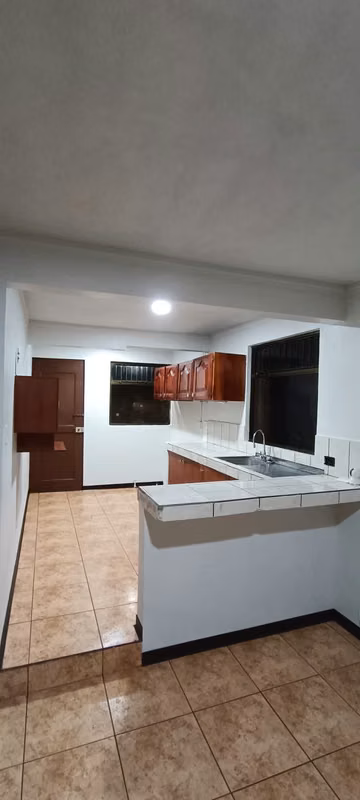 Casa Familiar con Amplio Jardín y Parqueo en Grecia 5