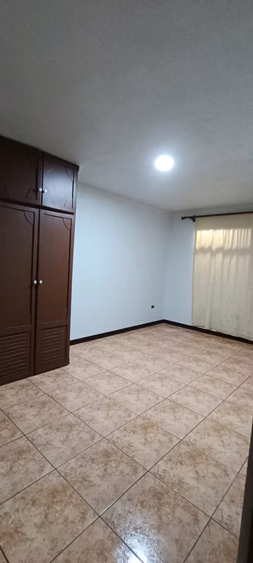 Casa Familiar con Amplio Jardín y Parqueo en Grecia 6