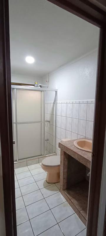 Casa Familiar con Amplio Jardín y Parqueo en Grecia 10