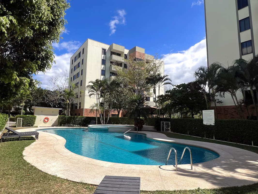 Amplio apartamento sin amoblar en Macrocondominio Concasa 15