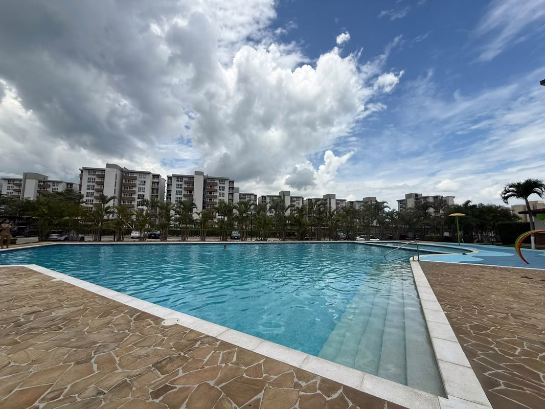 Amplio apartamento sin amoblar en Macrocondominio Concasa 10