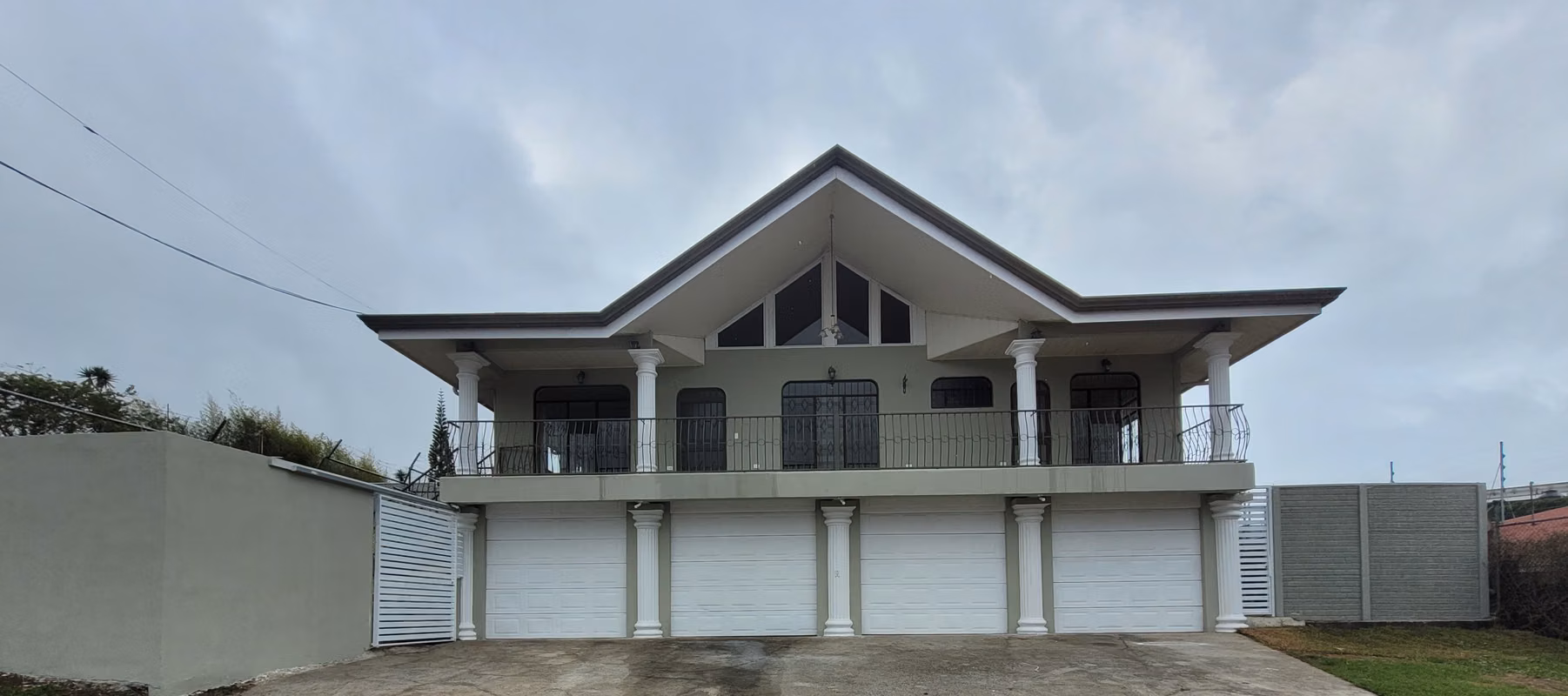 Amplia casa en alquiler con 4 habitaciones y parqueo en Santo Domingo 1